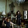 1_luxuryhouse_livingroom_2girls
